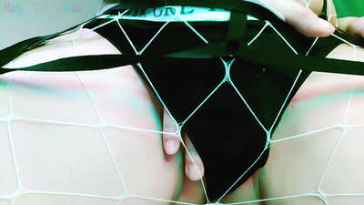 Qizil sochli ayol qanday qilib qo'lini silkitishni tushuntiradi va mushukini ko'rsatadi - iflos so'zlar